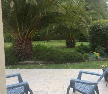 Quettehou Cama Y Desayuno | Côté jardin des Charmilles