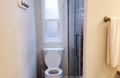 Sherrills Ford Cabina | C-23 Lake level 2 Bedroom Tiny Home