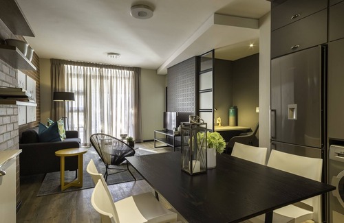 Greater Johannesburg Metropolitan Area Apartamento | C. A.G Apartamento de tres habitaciones en Rosebank Johannesburg