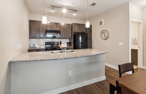 Willowbrook Apartamento | C Creek 8302 I New Construction 2Bd Apt I Gated