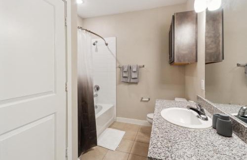 Willowbrook Apartamento | C Creek 8302 I New Construction 2bd Apt I Gated