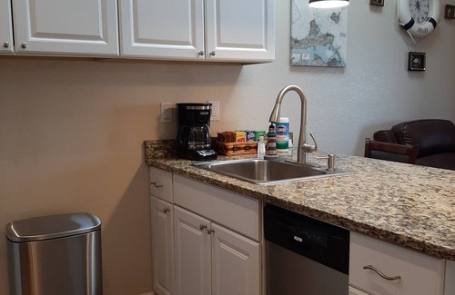 Oak Harbor Condominio | C&D REST-A-WHILE Book 2 nights get the 3rd free. 9/1/25 - 3/31/26 stays.