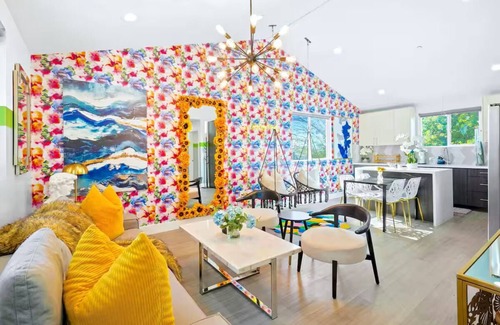 North Hollywood Casa | Vibrant & Glamorous NoHo Pad near Universal Studios and Hollywoood Sign: Hot Tub