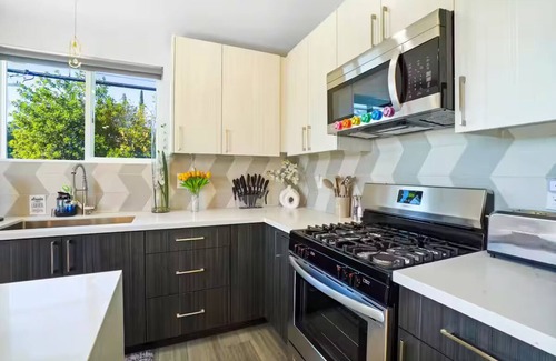North Hollywood Casa | Vibrant & Glamorous NoHo Pad near Universal Studios and Hollywoood Sign: Hot Tub