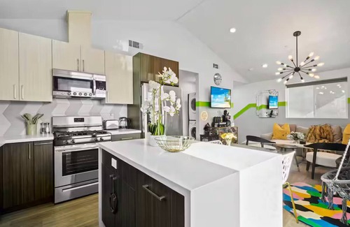 North Hollywood Casa | Vibrant & Glamorous NoHo Pad near Universal Studios and Hollywoood Sign: Hot Tub