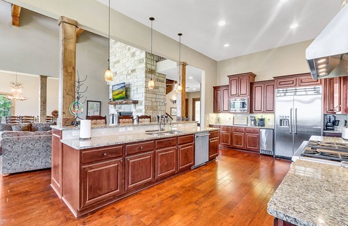 Fischer Casa | C L Ranch - Luxury estate with pool, hot tub, and outdoor kitchen!