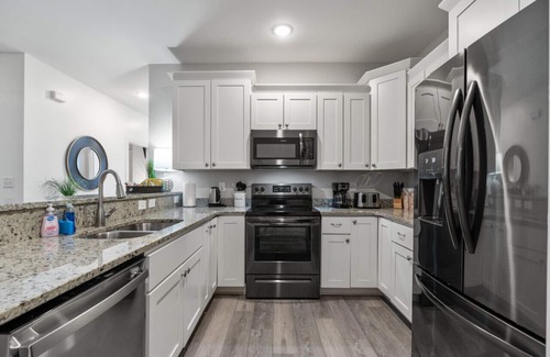 Myrtle Beach Apartamento | C · Modern 4BR Ground Level King Beds Steps 2 Beach #C