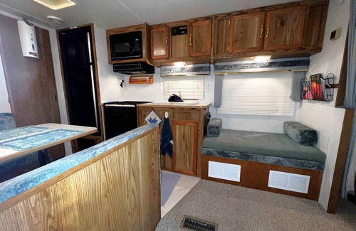 Burns Casa | Experience the Outdoors in C R Camper - Gateway Getaway