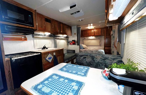 Burns Casa | Experience the Outdoors in C R Camper - Gateway Getaway