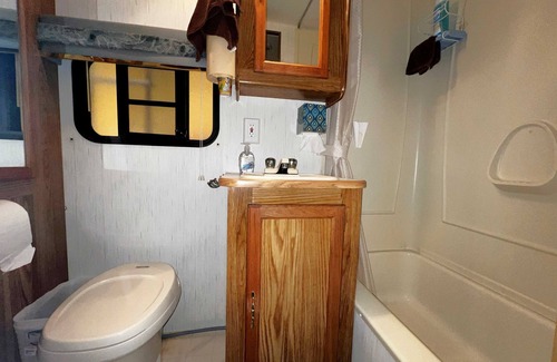 Burns Casa | Experience the Outdoors in C R Camper - Gateway Getaway