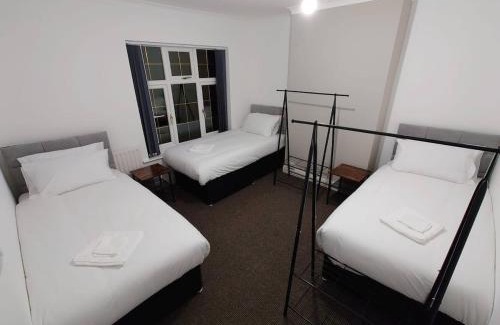 Cannock Apartamento | C Spacious 5 Bed - Pkg WiFi Long Stays
