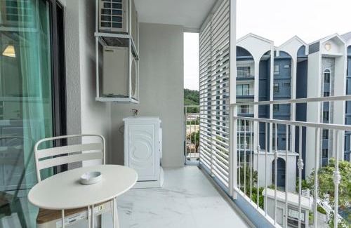 Sa Khu Apartamento | C111 Modern 2BR Escape, Steps to Beach & Cafes
