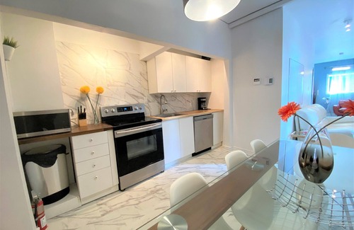 Plateau Mont Royal Casa | C12~Private Sunny Terrace+15 Beds/Sofabeds+5 Full baths+Free parking