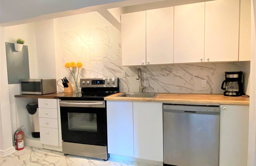 Plateau Mont Royal Casa | C12~Private Sunny Terrace+15 Beds/Sofabeds+5 Full baths+Free parking