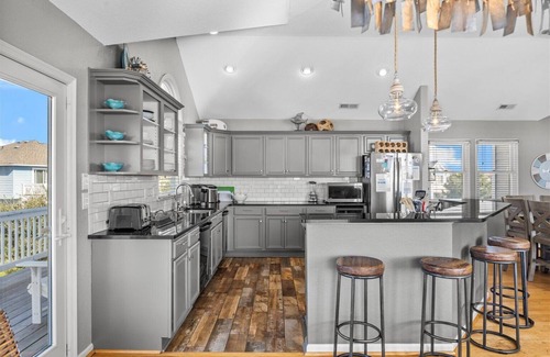Ocean Hill Casa | C1256 Modern! Heated Saltwater Pool! Hot Tub! Great Location!