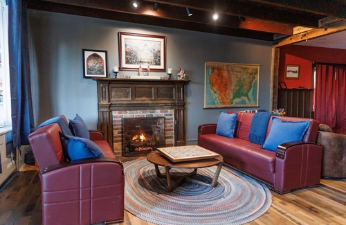 Raphine Cama Y Desayuno | c1815, 3-bedroom Bed & breakfast in charming Historic Brownsburg with WiFi, AC