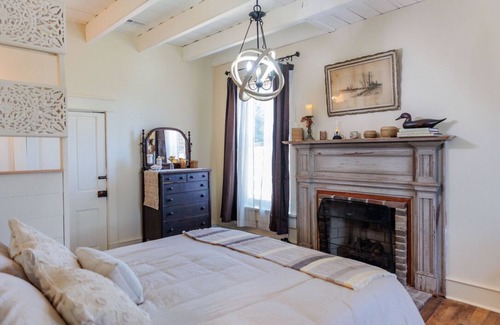 Raphine Cama Y Desayuno | c1815, 3-bedroom Bed & breakfast in charming Historic Brownsburg with WiFi, AC