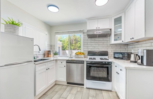 Alhambra Apartamento | C2-Bungalow Renovated Quite safe Neighbor close to down town LA King-bed!
