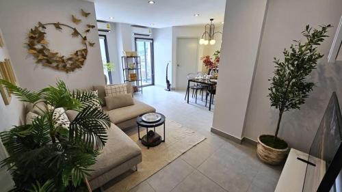 Chalong Apartamento | C212 Relaxing Condo Rooftop Pool & Ocean Views