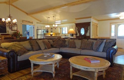 Mount Ida Casa | C22, a luxury, three bedroom, three bath Harbor North cottage overlooking the lake cottage
