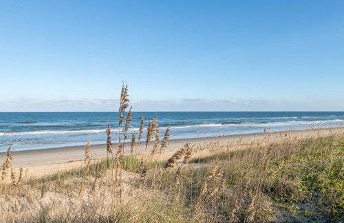 Carova Beach Casa | C9289 Sun King II - Oceanfront, Elevator, 4x4 Area, Pool, Hot Tub, Pets OK!