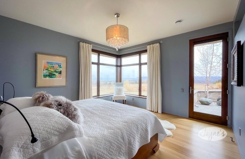 The Blue Mountains Otro | 3 bdrm, 3 bath Country Home, 10 acres, private, hot tub, view of Georgian Bay!