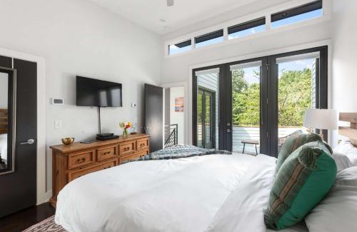 Poncey-Highland Casa | CA Dreaming