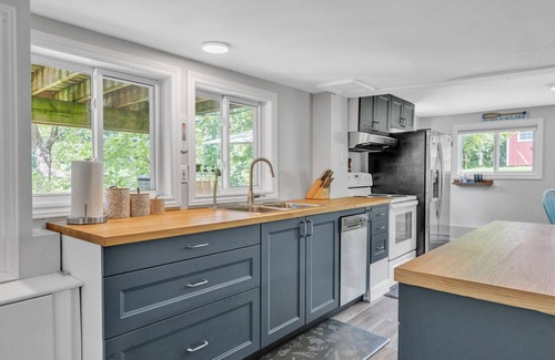 Leeds and the Thousand Islands Cabaña | Black Rapids Retreat | Waterfront Cozy Cottage