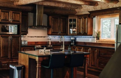 Lac-Sergent Cabina | Escape to Nature with Hot Tub & Lake Access