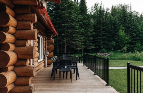 Lac-Sergent Cabina | Escape to Nature with Hot Tub & Lake Access