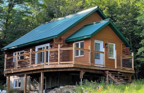 Sainte-Marguerite-du-Lac-Masson Cabina | Chalet au toit vert