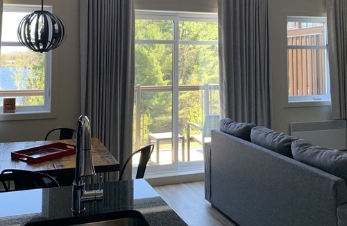 Sainte-Marguerite-du-Lac-Masson Condominio | Top floor 2 bedroom Condo with Lake View