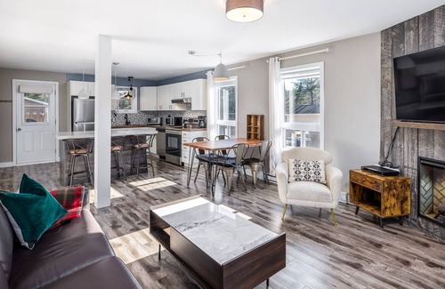 Sainte-Marguerite-du-Lac-Masson Casa | Charming Cottage Steps to The Lake