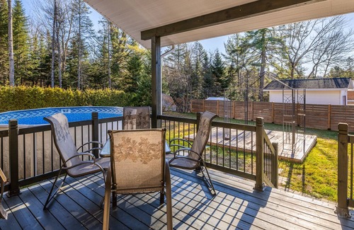 Sainte-Marguerite-du-Lac-Masson Casa | Charming Cottage Steps to The Lake