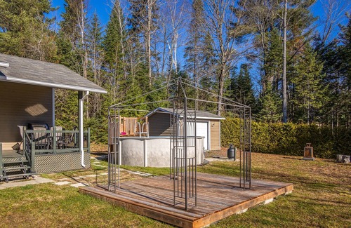 Sainte-Marguerite-du-Lac-Masson Casa | Charming Cottage Steps to The Lake