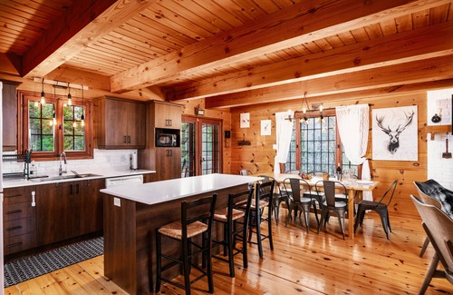 Sainte-Marguerite-du-Lac-Masson Cabina | Laurentian wood cabin - king size suite - 4 season hot tub - Full playroom