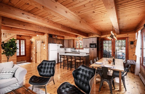 Sainte-Marguerite-du-Lac-Masson Cabina | Laurentian wood cabin - king size suite - 4 season hot tub - Full playroom
