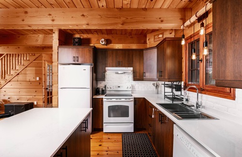 Sainte-Marguerite-du-Lac-Masson Cabina | Laurentian wood cabin - king size suite - 4 season hot tub - Full playroom