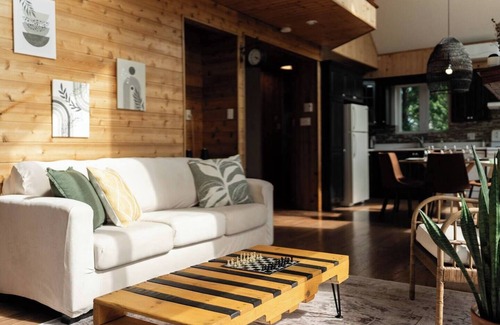 Sainte-Marguerite-du-Lac-Masson Chalet De Esquí | Chalet avec spa au lac Tyrol