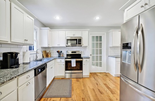 Wilmington Casa | CA Style Sanctuary 4BR3BA house with Heated Saltwater Pool and Hot Tub