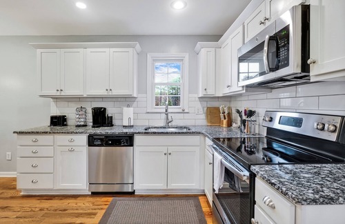 Wilmington Casa | CA Style Sanctuary 4BR3BA house with Heated Saltwater Pool and Hot Tub
