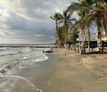 Tolu Casa | Cabaña cerca al Mar con Pisicina y AC en Tolú