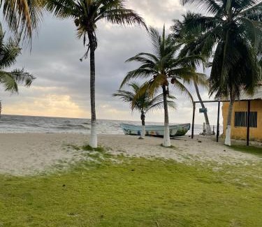 Tolu Casa | Cabaña cerca al Mar con Pisicina y AC en Tolú