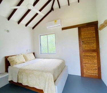 Tolu Casa | Cabaña cerca al Mar con Pisicina y AC en Tolú