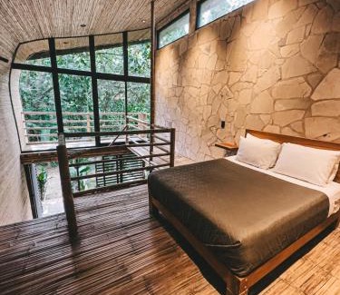 Palenque Otro | Cabaña de piedra y bambú en la selva
