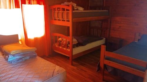 Punta de Choros Apartamento | CABAÑA LA CASONA, salón, comedor y cocina amplia, con baño en la habitación y uno adicional, se alcanzan a ver las islas y el mar