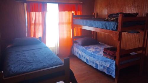 Punta de Choros Apartamento | CABAÑA LA CASONA, salón, comedor y cocina amplia, con baño en la habitación y uno adicional, se alcanzan a ver las islas y el mar