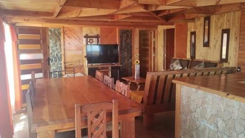 Punta de Choros Apartamento | CABAÑA LA CASONA, salón, comedor y cocina amplia, con baño en la habitación y uno adicional, se alcanzan a ver las islas y el mar