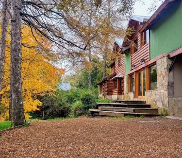 San Martin de los Andes Casa | Cabaña rodeada de bosque nativo para 12 c parrilla