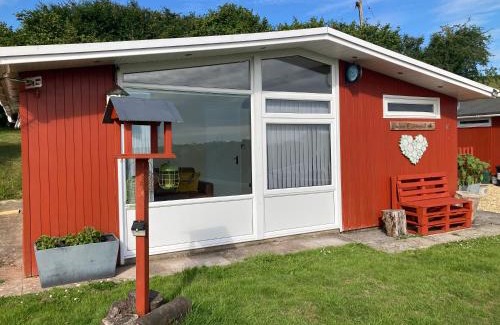 Llanybri Chalet De Esquí | Caban Cynnes- The Cosy Cabin, Holiday let, near Mansion House, Llansteffan